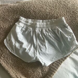 Lululemon hotty hot low rise shorts 2.5"
